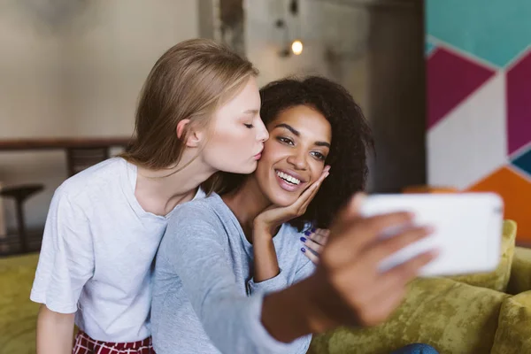 Jonge Aantrekkelijke Vrouw Met Donker Krullend Haar Gelukkig Nemen Van — Stockfoto