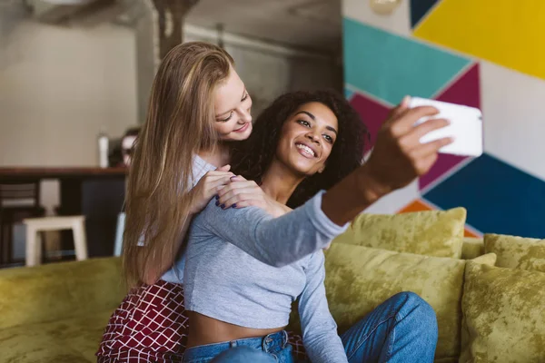 Muda Tersenyum African American Wanita Dengan Rambut Gelap Dan Wanita — Stok Foto