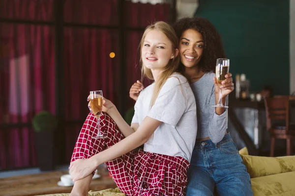 Mladý Usměvavý Afroamerické Ženy Tmavými Kudrnatými Vlasy Milá Žena Blond — Stock fotografie