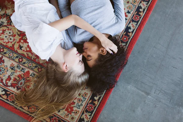 Ung Vacker Kvinna Med Blont Hår Och Afroamerikanska Kvinna Med — Stockfoto