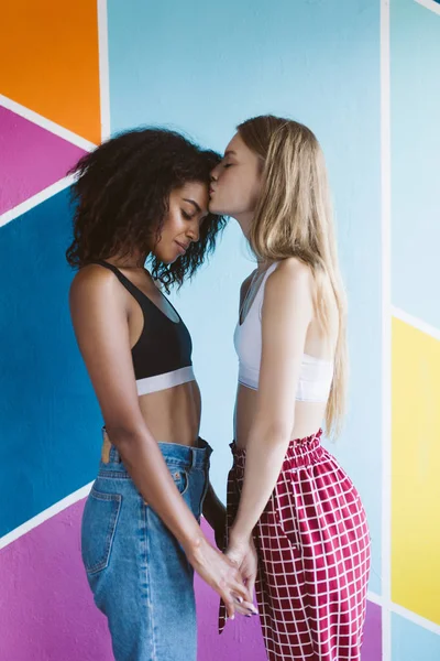 Fiatal Gyönyörű Szőke Haj Álmodozva Csók Homlokát Szép Afro Amerikai — Stock Fotó