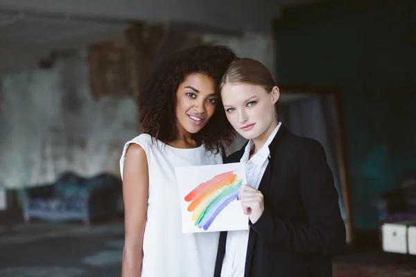 Jovem Mulher Com Cabelo Loiro Terno Preto Segurando Sinal Lgbt — Fotografia de Stock