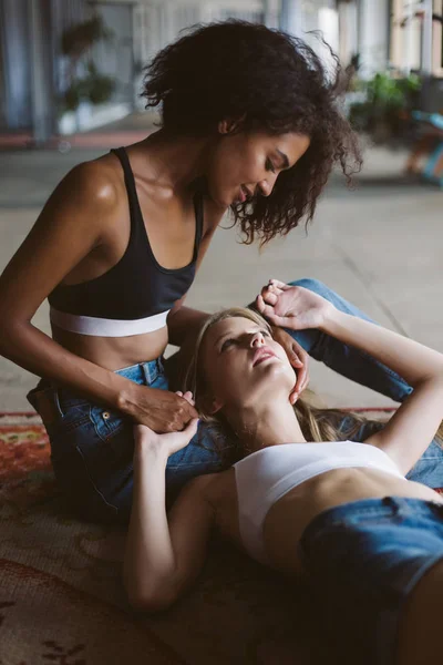 Joven Mujer Afroamericana Hermosa Con Pelo Rizado Oscuro Cuidadosamente Mirando —  Fotos de Stock