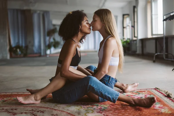 Ung Attraktiv Afroamerikanska Kvinna Med Mörkt Lockigt Hår Och Vacker — Stockfoto