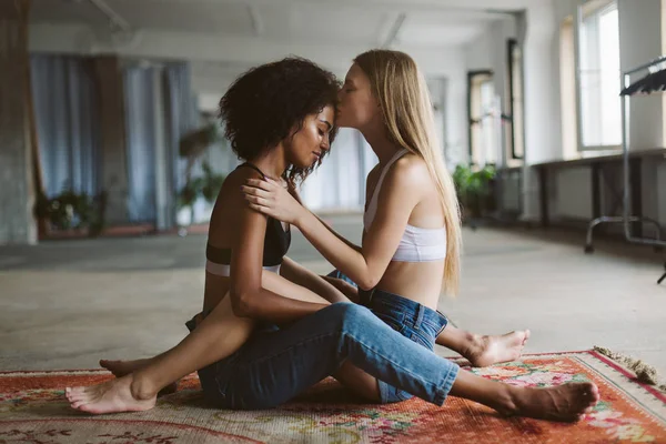 Jovem Mulher Bonita Com Cabelo Loiro Sonhadoramente Beijando Testa Bela — Fotografia de Stock