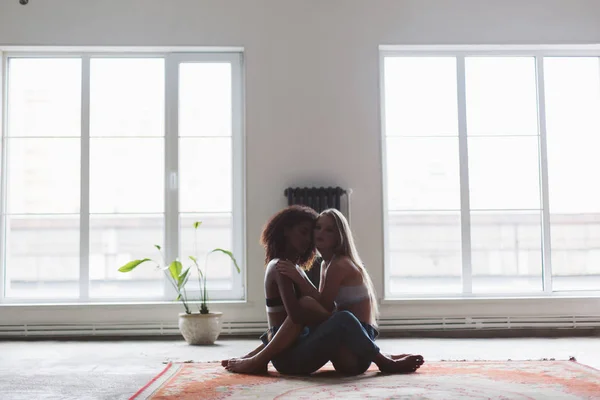 Jovem Mulher Atraente Com Cabelo Loiro Mulher Americana Africana Com — Fotografia de Stock