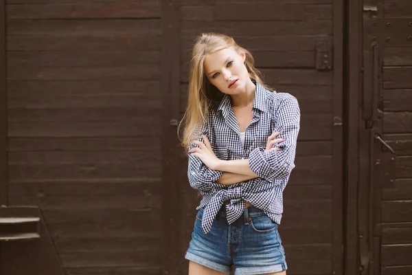 Giovane Donna Attraente Con Capelli Biondi Camicia Pantaloncini Jeans Sognante — Foto Stock