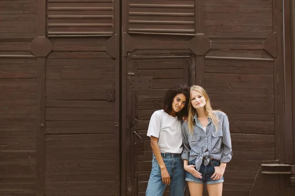 Jonge Mooie Afrikaanse Amerikaanse Vrouw Met Donker Krullend Haar Shirt — Stockfoto