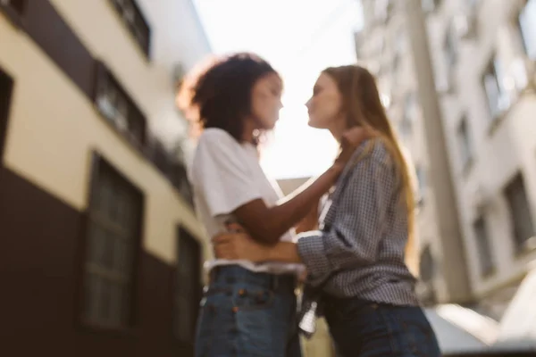 Verschwommenes Foto Der Schönen Afrikanisch Amerikanischen Mädchen Mit Dunklem Lockigem — Stockfoto