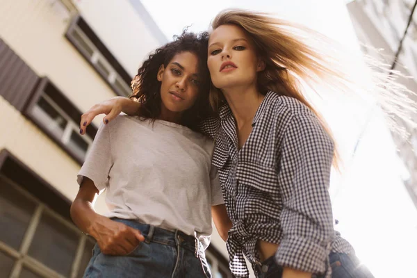 Schöne Afrikanisch Amerikanische Mädchen Mit Dunklem Lockigem Haar Weißem Shirt — Stockfoto