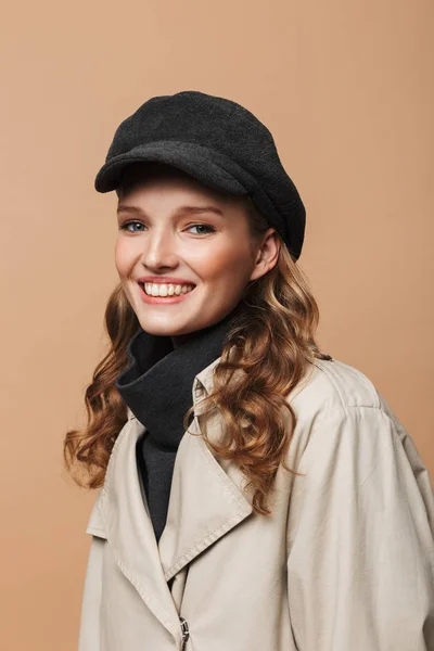 Joven Hermosa Mujer Sonriente Con Pelo Ondulado Gabardina Gorra Felizmente —  Fotos de Stock