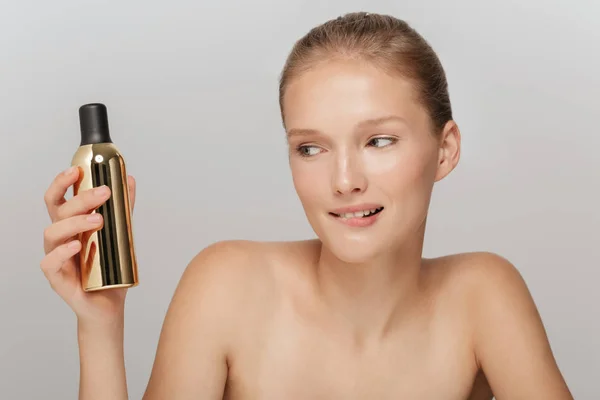 Retrato Mujer Hermosa Joven Sin Maquillaje Sosteniendo Botella Cosmética Mano —  Fotos de Stock