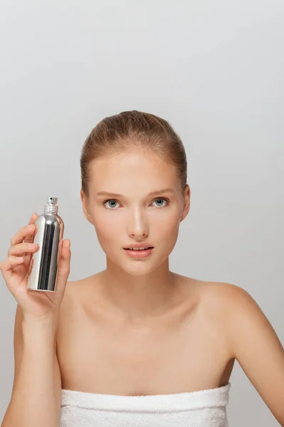 Ritratto Splendida Ragazza Senza Trucco Tenendo Bottiglia Profumo Mano Guardando — Foto Stock