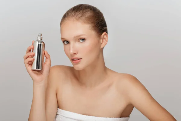Retrato Una Hermosa Chica Sin Maquillaje Sosteniendo Botella Perfume Mano —  Fotos de Stock
