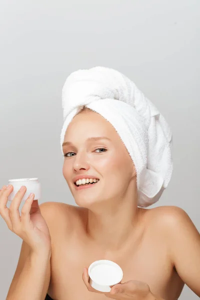 Portret Kobiety Całkiem Uśmiechający Się Bez Makijażu Biały Ręcznik Głowę — Zdjęcie stockowe