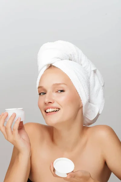 Retrato Mujer Bastante Sonriente Sin Maquillaje Con Toalla Blanca Cabeza —  Fotos de Stock