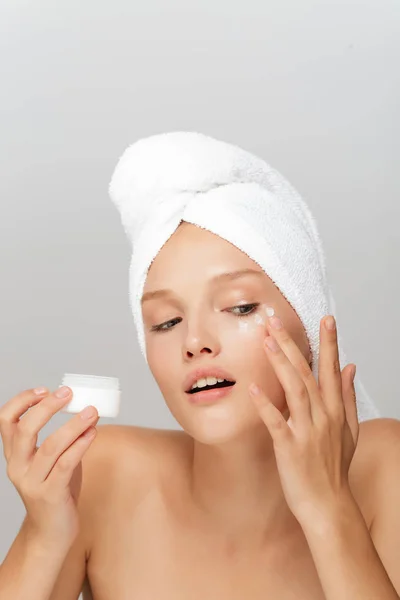 Portrait Young Beautiful Woman Makeup White Towel Head Applying Face — Stock Photo, Image