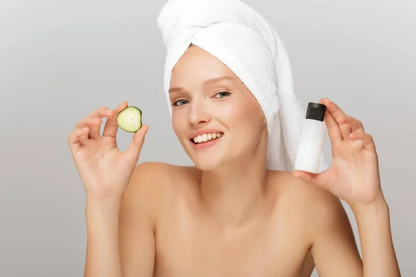 Retrato Mujer Joven Sonriente Sin Maquillaje Con Toalla Blanca Cabeza —  Fotos de Stock