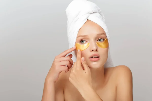 Retrato Mujer Joven Pensativa Con Toalla Blanca Cabeza Sin Maquillaje —  Fotos de Stock