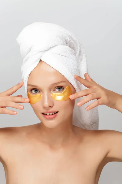 Panienka Atrakcyjny Biały Ręcznik Głowę Bez Makijażu Żółte Plamy Pod — Zdjęcie stockowe