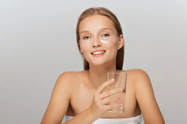 Retrato Hermosa Dama Sonriente Sin Maquillaje Con Parches Transparentes Bajo —  Fotos de Stock