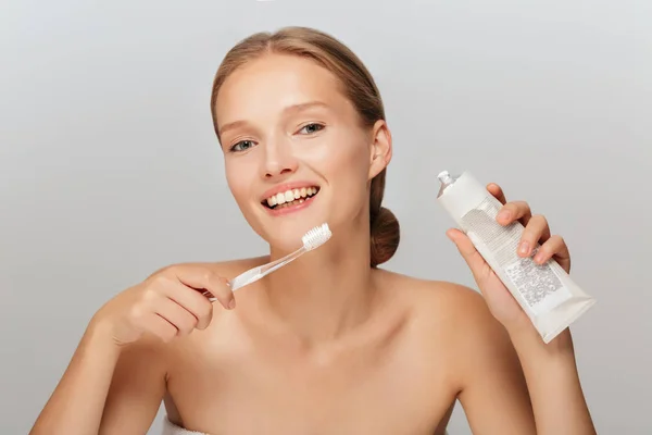 Portret Radosny Panienka Bez Makijażu Trzymając Pasty Zębów Szczoteczkę Zębów — Zdjęcie stockowe