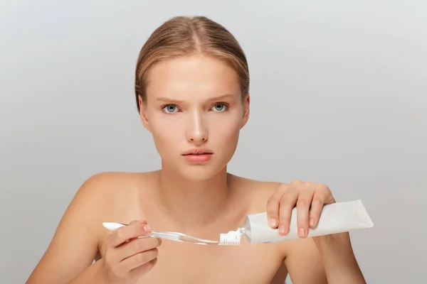 Portret Van Jonge Serieuze Vrouw Zonder Make Holding Tandpasta Tandenborstel — Stockfoto