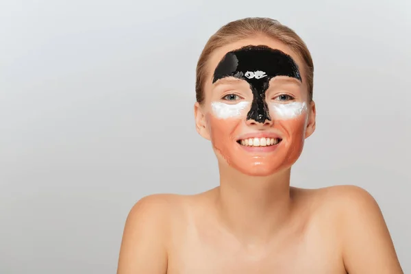 Retrato Mujer Joven Sonriente Con Diferentes Máscaras Cosméticas Cara Felizmente —  Fotos de Stock