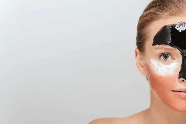 Cerca Mitad Mujer Atractiva Joven Con Diferentes Máscaras Cosméticas Cara —  Fotos de Stock