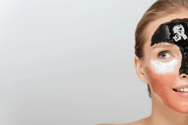 Uzavřít Polovinu Mladých Pretty Woman Různými Kosmetické Masky Obličej Zasněně — Stock fotografie