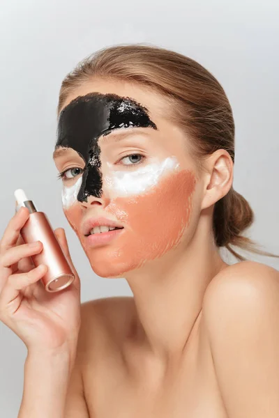 Portret Van Jonge Mooie Vrouw Met Verschillende Cosmetische Maskers Gezicht — Stockfoto
