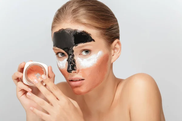 Potret Wanita Termenung Dengan Topeng Kosmetik Yang Berbeda Pada Wajah — Stok Foto