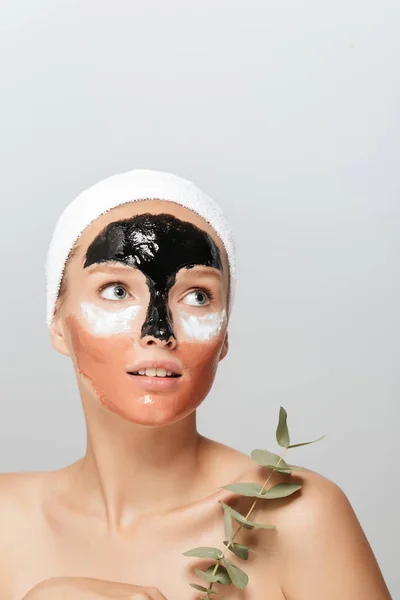 Portret Van Jonge Aantrekkelijke Vrouw Met Verschillende Cosmetische Maskers Gezicht — Stockfoto