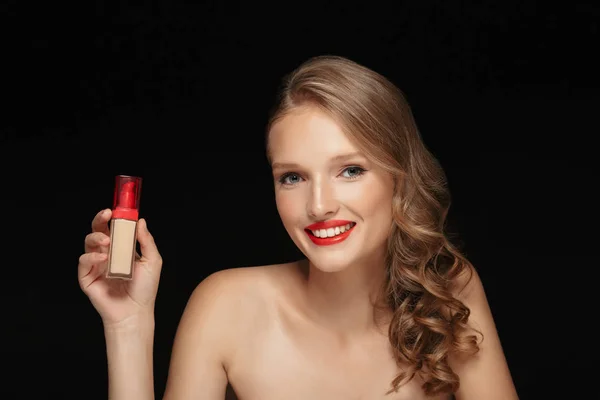 Portret Młodej Kobiety Wesoły Falowane Włosy Czerwone Usta Gospodarstwa Korektor — Zdjęcie stockowe