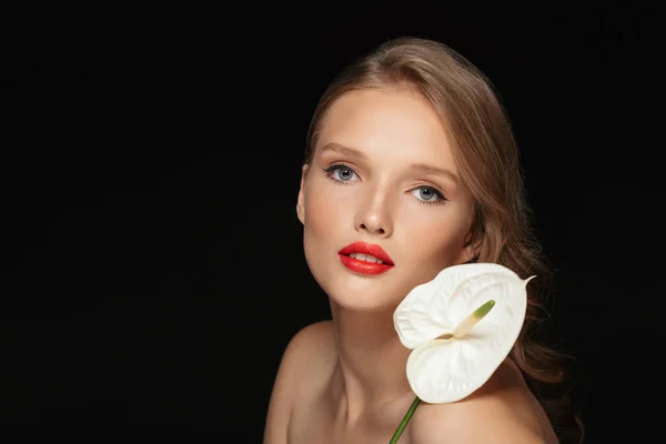 Portret Młodej Kobiety Zamyślony Falowane Włosy Czerwone Usta Gospodarstwa Kwiat — Zdjęcie stockowe