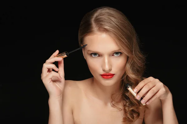 Retrato Jovem Senhora Atraente Com Cabelo Ondulado Lábios Vermelhos Segurando — Fotografia de Stock