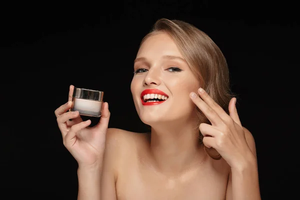 Retrato Una Joven Mujer Alegre Con Cabello Ondulado Labios Rojos —  Fotos de Stock