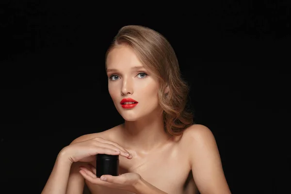 Retrato Mujer Hermosa Con Cabello Ondulado Labios Rojos Sosteniendo Crema —  Fotos de Stock