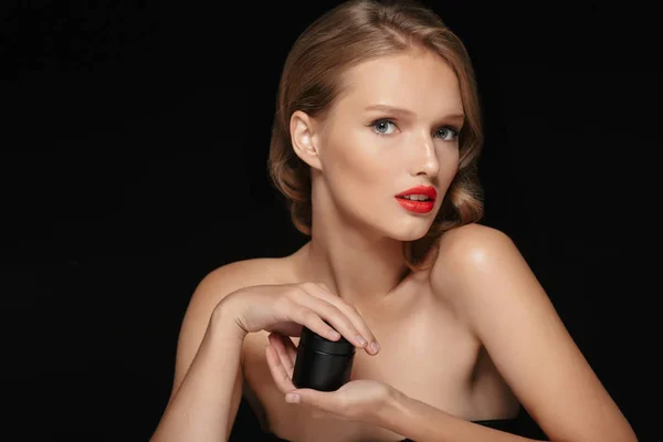 Retrato Mujer Atractiva Joven Con Cabello Ondulado Labios Rojos Sosteniendo —  Fotos de Stock