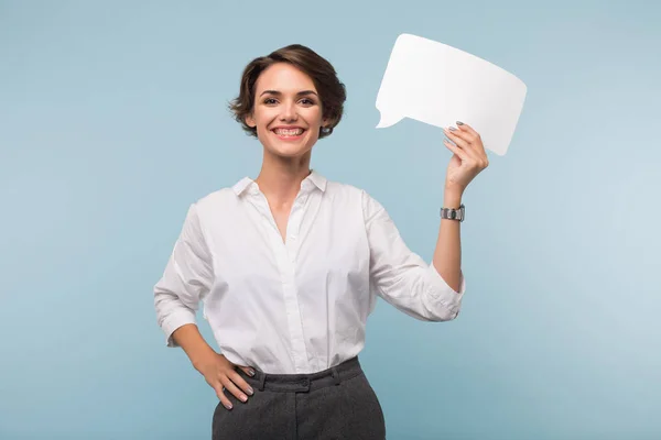 Mulher Sorridente Bonita Nova Com Cabelo Curto Escuro Camisa Que — Fotografia de Stock