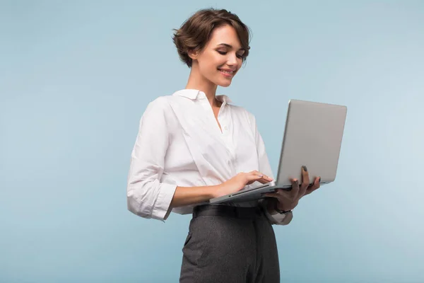 Young Beautiful Businesswoman Dark Short Hair White Shirt Happily Working — Stock Photo, Image