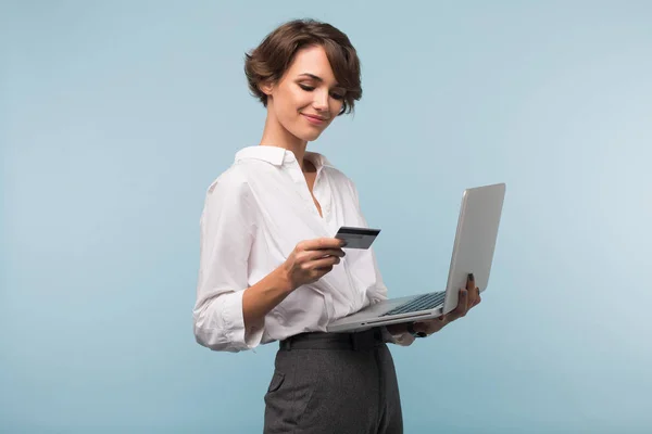 Young Beautiful Businesswoman Dark Short Hair White Shirt Holding Credit — Stock Photo, Image