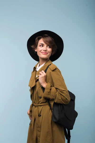 Menina Sorridente Bonita Com Cabelo Curto Escuro Casaco Trincheira Chapéu — Fotografia de Stock