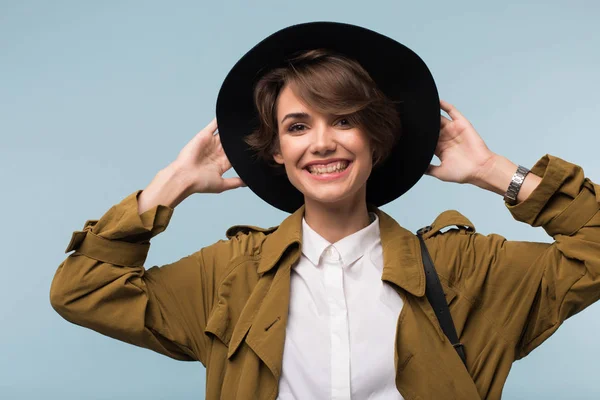 Jovem Mulher Alegre Com Cabelo Curto Escuro Casaco Trincheira Chapéu — Fotografia de Stock