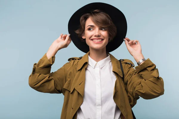 Jovem Mulher Alegre Com Cabelo Curto Escuro Casaco Trincheira Chapéu — Fotografia de Stock