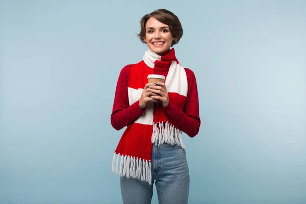 Hermosa Chica Sonriente Suéter Rojo Bufanda Sosteniendo Taza Café Para —  Fotos de Stock