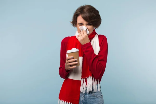 Ongezonde Jongedame Rode Trui Sjaal Houden Van Kopje Koffie Gaan — Stockfoto