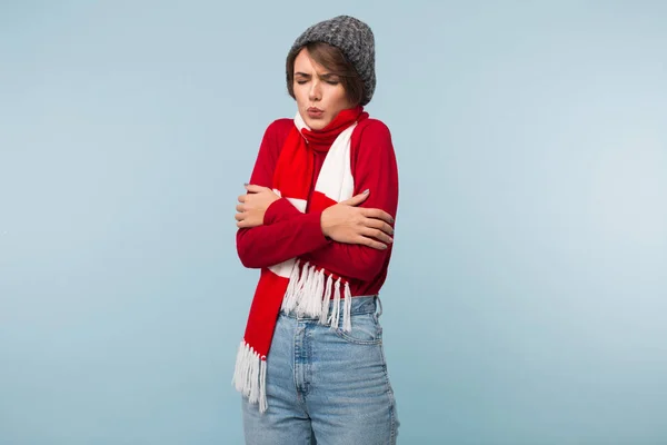 Mujer Joven Con Pelo Corto Oscuro Suéter Rojo Bufanda Sombrero —  Fotos de Stock