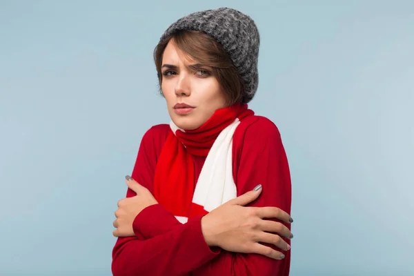 Jonge Vrouw Met Donkere Kort Haar Rode Trui Sjaal Gebreide — Stockfoto