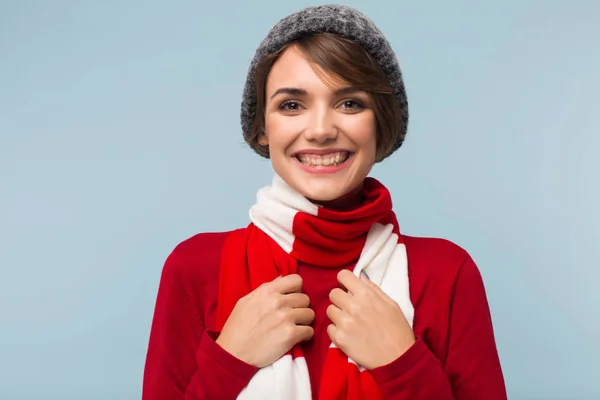 Joven Mujer Alegre Suéter Rojo Bufanda Sombrero Punto Mirando Alegremente —  Fotos de Stock
